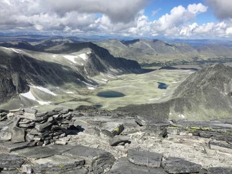 Krajinu NP Rondane tvoří hluboké ledovcové kary