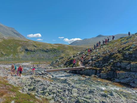 Turistické cesty v NP Rondane několikrát křižují řeku