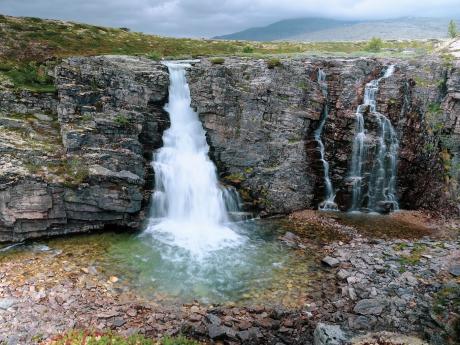 Vodopád Storulfossen v NP Rondane je 20 m vysoký