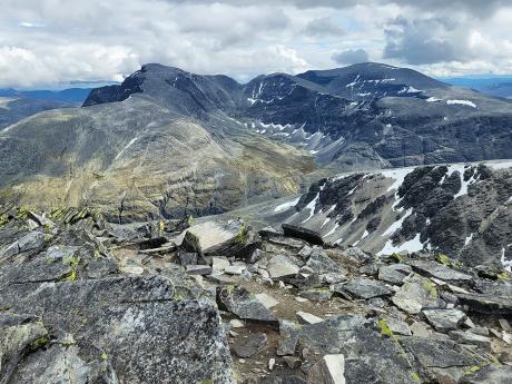 Skalnaté vrcholky v okolí hory Velesmeden v národním parku Rondane