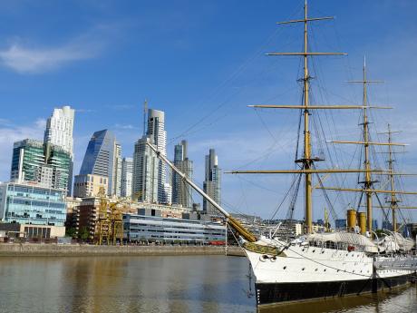 Čtvrť Puerto Madero v Buenos Aires tvoří doky a moderní výškové budovy