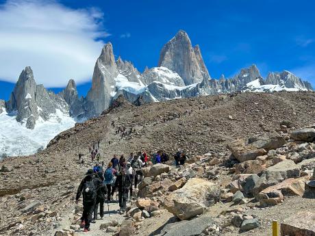 Stezka k&nbsp;jezeru Laguna de los Tres s&nbsp;výhledem na&nbsp;ikonickou horu Fitz Roy