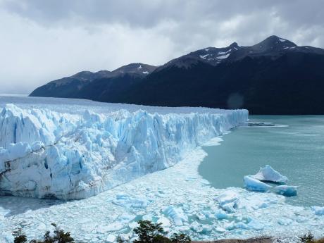 U ledovce Perito Moreno lze pozorovat zblízka odlamování velkých bloků ledu