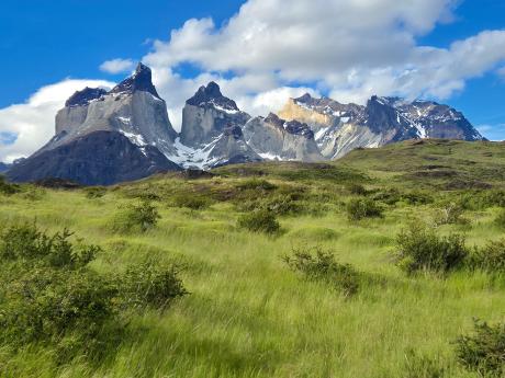 Barevné vrcholy Los Cuernos ("Rohy") v&nbsp;NP Torres del Paine