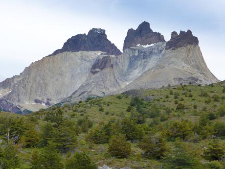 Barevné vrcholy Los Cuernos, neboli "Rohy"