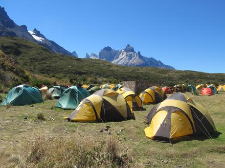 Kemp Paine Grande s výhledem na vrcholy Los Cuernos del Paine