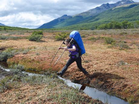 Přeskakování říček v divočině patří mezi patagonské zážitky