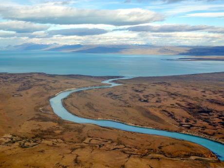 Dechberoucí pohled na Lago Argentino při přeletu do El Calafate
