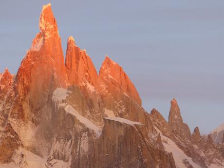 Západ Slunce nad ikonickým vrcholem Cerro Torre