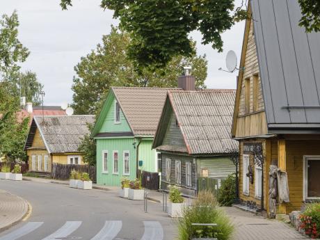 Tradiční dřevěné domky v centru litevského městečka Trakai