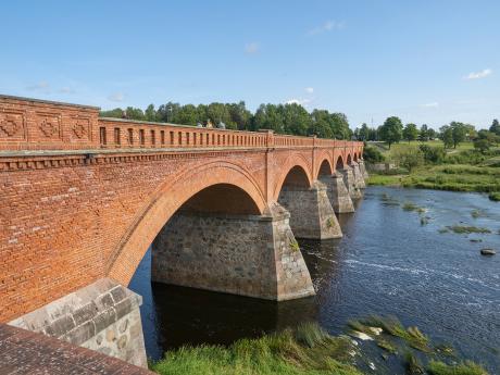 Kuldiga se pyšní nejdelším cihlovým mostem v Evropě (164 m) 