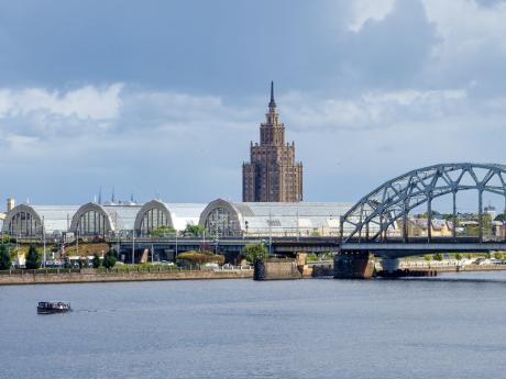 Pohled přes řeku Daugavu na Centrální tržnici a Akademii věd v Rize