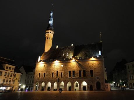 V noci je tallinnská gotická radnice s 64metrovou věží krásně osvětlená