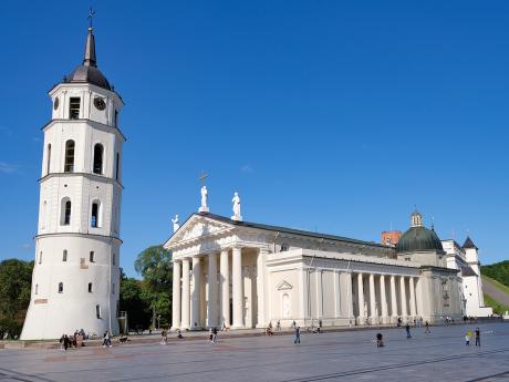 Centru Vilniusu dominuje Katedrální náměstí s klasicistní bílou katedrálou