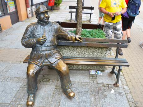 Švejkova lavička v Sanoku je pomníkem literárního hrdiny Josefa Švejka