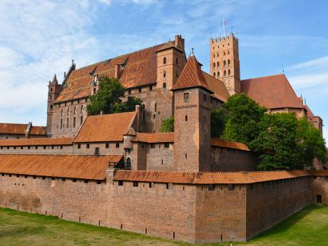 Křižácký hrad Malbork je dominantou města Malbork ležícího na severu Polska