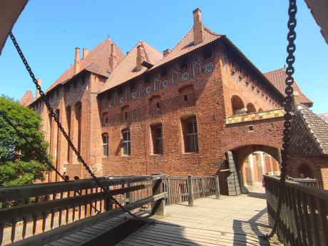 Hrad Malbork byl založen Řádem německých rytířů na severu Polska