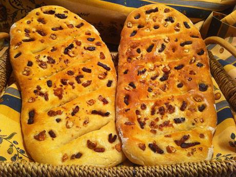Fougasse je typ chleba tradičně spojovaný s Provence