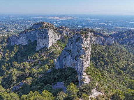 Pohled na vápencové skály v malebném pohoří Les Alpilles