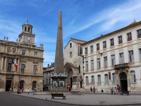 Románská bazilika a římský obelisk patří k historickým klenotům Arles