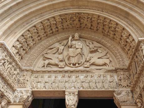Krásně zdobený vstupní portál starobylého kostela sv. Trophima v Arles