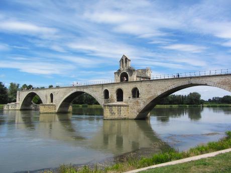 Avignonský most Saint-Bénézet známý z lidové písně