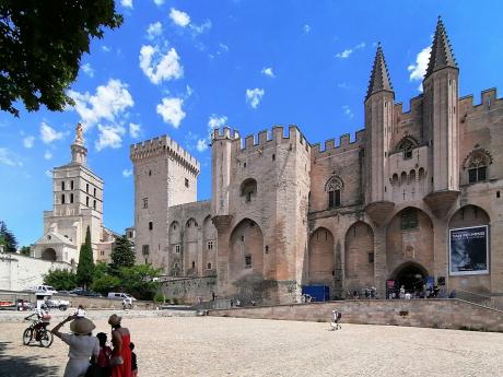 Papežský palác v Avignonu má podobu monumentální pevnosti