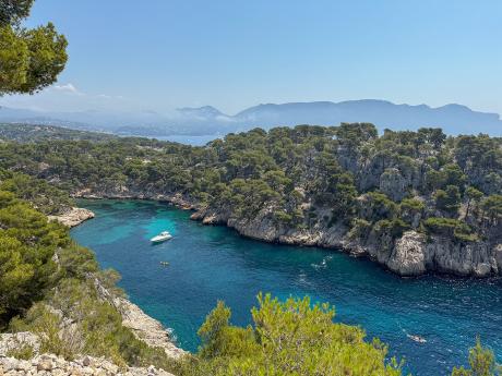 Díky vápencovému podloží má moře v NP Calanques tyrkysovou barvu