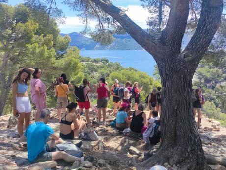 Odpočinek během turistiky v oblasti vápencových calanques u města Cassis