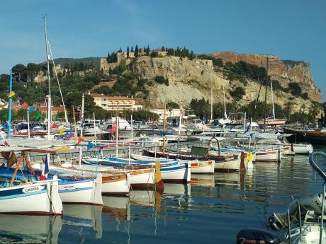 Rybářský přístav příjemného městečka Cassis