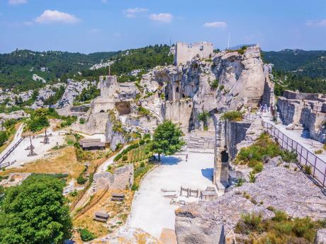 Starobylá vesnice Les Baux-de-Provence se zříceninou hradu