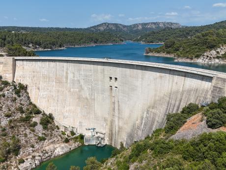 Pohled na přehradní hráz a jezero Lac du Bimont pod Montagne Ste-Victoire