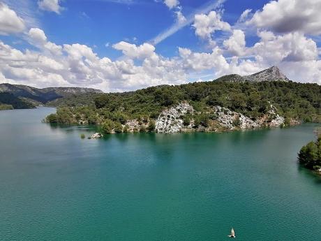 Přehrada Lac du Bimont pod Cézannovou horou slouží jako zásobárna pitné vody