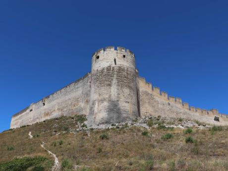 Mohutné hradby středověké pevnosti ve Villeneuve-lès-Avignon