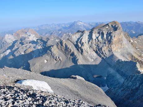 Výhledy na okolní hory během výstupu na Monte Perdido
