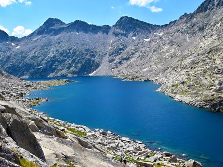 Jezero Ibón de Cregüeña leží ve výšce 2 630 m