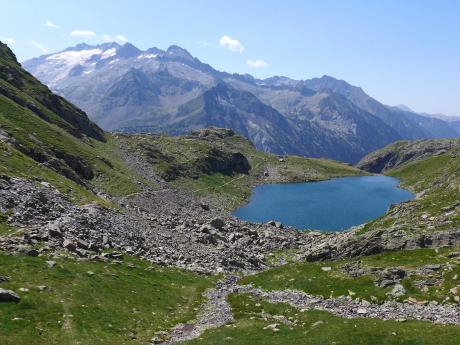 Jezero Ibón de Gorgutes poblíž francouzsko-španělské hranice