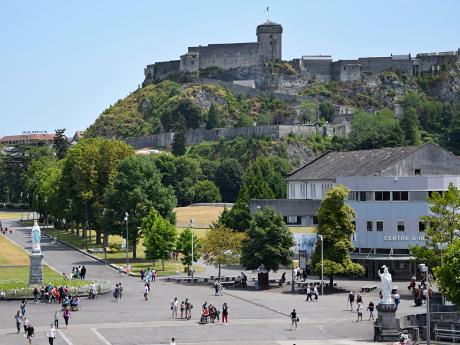 Pevnost v Lourdech z 11. století je dominantou města