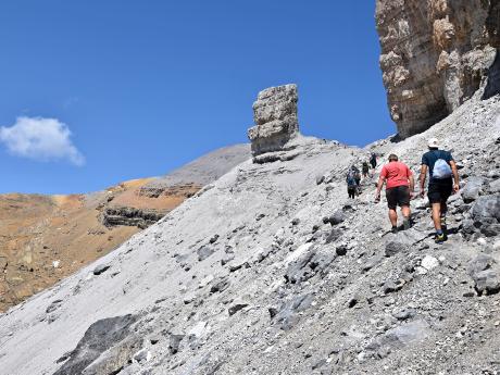 Vrchol Taillon se skalní věžičkou Fausse Brèche nad Rolandovou bránou