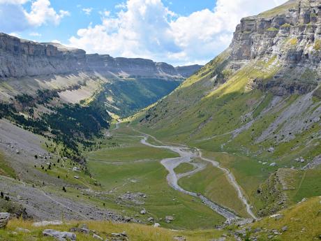 Pohled do kaňonu Ordesa, jehož stěny jsou místy vysoké až 800 m