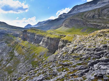 Pohled na zvrásněnou krajinu cestou na vrchol Monte Perdido