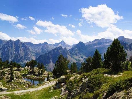Panoramatický pohled na vrcholky pyrenejského pohoří