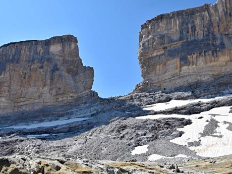 Slavná Rolandova brána je 40 m široká skalní průrva ve výšce 2 804 m n. m.