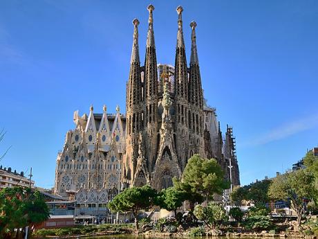 S Barcelonou je neodmyslitelně spojen surrealistický kostel Sagrada Família