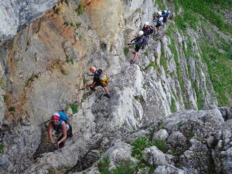 Úsměvy i soustředěnost na ferratě Teufelbadstubensteig