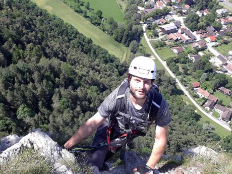 Zbývá poslední krok na ferratě Pittentaler a pak už jen ohlédnutí dolů...