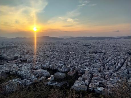 Z vrcholu Lykavittos se dá krásně pozorovat západ slunce nad Aténami 