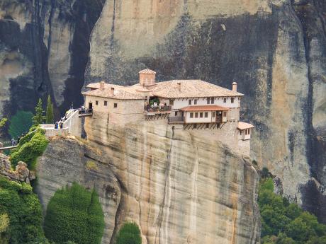 Kláštery Meteora a okolní skály ční vysoko nad zbytkem krajiny