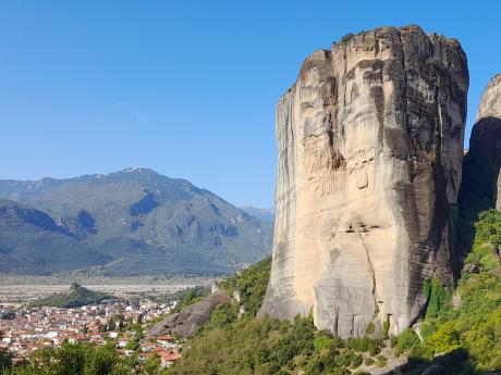 Městečko Kalambaka leží hned pod skalami v oblasti Meteora