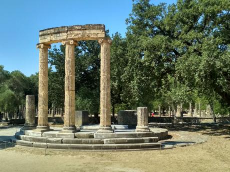 Kruhový Fillipeion v Olympii, kde stávala socha Filipa II. Makedonského